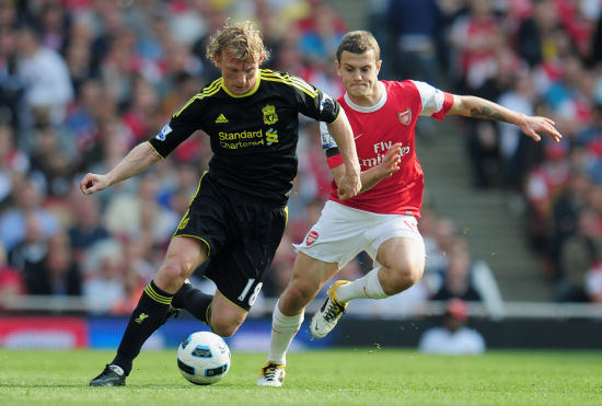 热刺为孙兴慜在街头绘制壁画，动作为其经典庆祝+捧杯（热刺致敬孙兴慜：街头壁画定格标志性庆祝与捧杯瞬间）