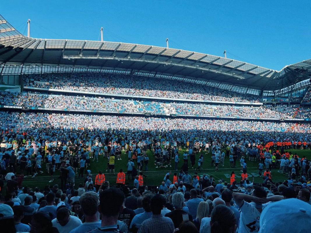 维尼修斯社媒秀恩爱：球场上风驰电掣，女友身边秒变俏皮男孩（维尼修斯社媒晒恩爱：赛场飞驰如电，女友身边瞬间变身俏皮男孩）