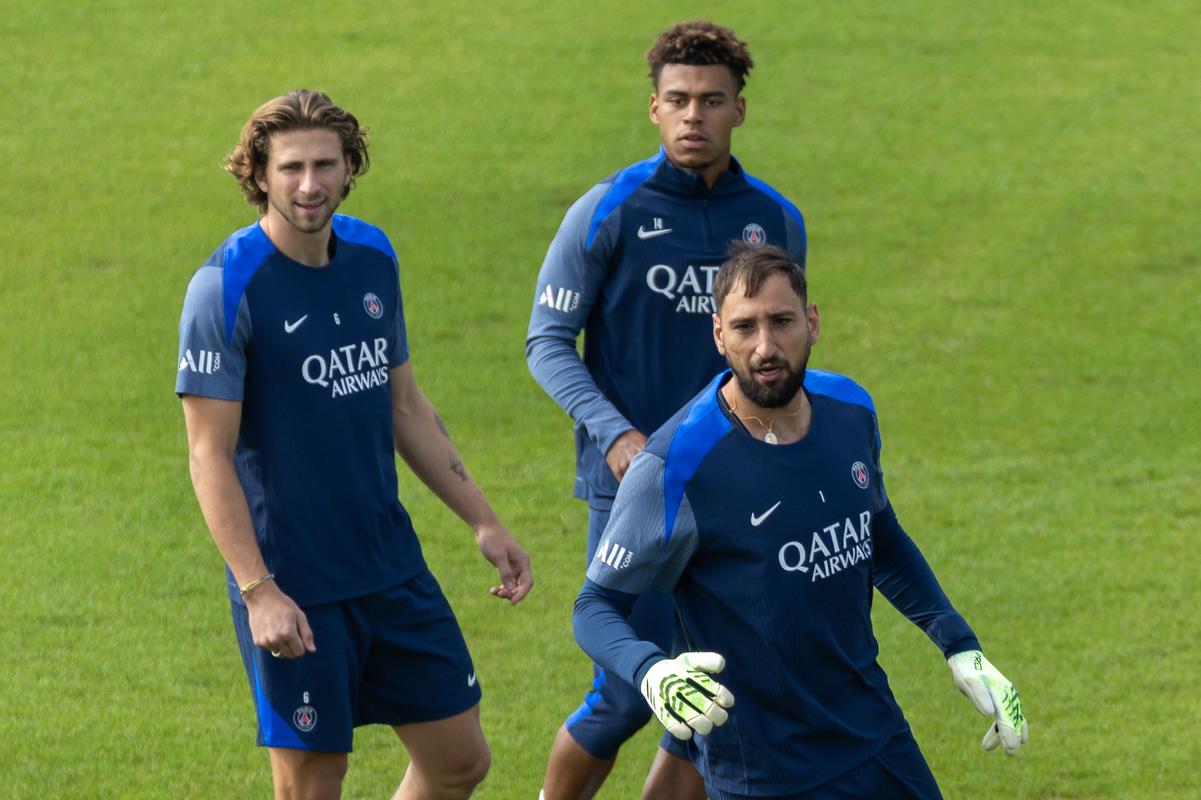 穆帅：我坚信我们还没出局；今天裁判很有风格但水平不高（穆帅：我们尚未出局；今夜裁判有风格但水准一般）