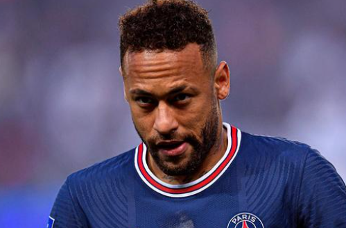 库库：家人支持谁？我说想要球票就得穿切尔西球衣（库库笑谈家人立场：想拿球票，先穿切尔西球衣）