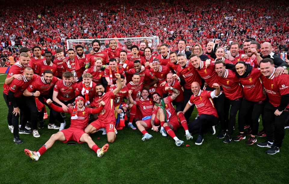 曼联2弃将左右意甲冠军，4500万前锋梅开二度，那不勒斯5连胜登顶（前曼联双将搅动意甲争冠，4500万锋霸梅开二度，那不勒斯豪取五连胜登顶）